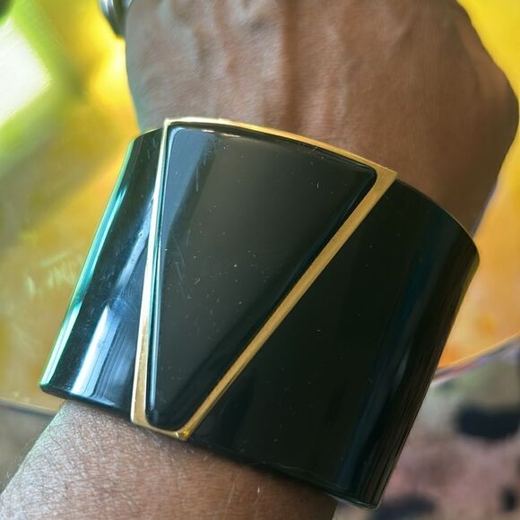 Made in Italy Acrylic modernist cuff bracelet - Picture 2 of 6